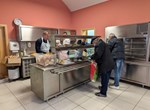 Biskup Radoš pohodio Caritasovu pučku kuhinju na Veliki petak